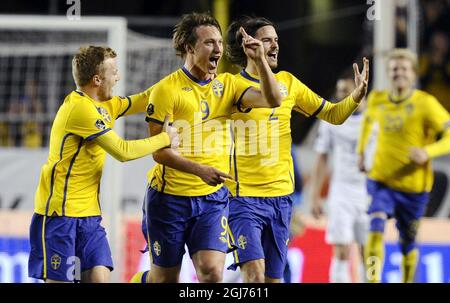 STOCCOLMA 2011-10-11 la svedese Kim Kaellstroem (2ndL) si esalta con i compagni di squadra dopo aver segnato il gol 1-0 durante la partita di qualificazione DEL Gruppo E EURO 2012 tra Svezia e Paesi Bassi allo stadio Raasunda di Stoccolma, Svezia, il 11 ottobre 2011. Foto: Pontus Lundahl / SCANPIX / code 10050 ** SVEZIA VERSO L'ESTERNO ** Foto Stock