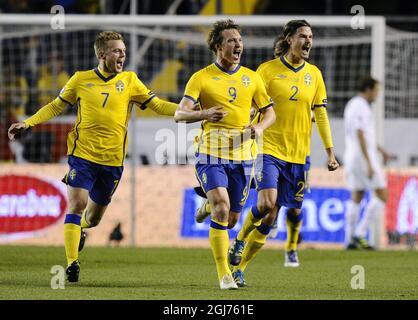 STOCCOLMA 2011-10-11 la svedese Kim Kaellstroem (C) jubilates con i compagni di squadra Sebastian Larsson (L) e Mikael Lustig dopo aver segnato il gol 1-0 durante LA partita di qualificazione DEL Gruppo E EURO 2012 tra Svezia e Paesi Bassi allo stadio Raasunda di Stoccolma, Svezia, il 11 ottobre 2011. Foto: Pontus Lundahl / SCANPIX / code 10050 ** SVEZIA VERSO L'ESTERNO ** Foto Stock