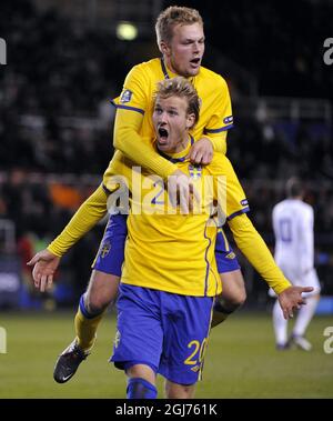 STOCCOLMA 2011-10-11 la svedese Ola Toivonen (in basso) si esalta con il compagno di squadra Sebastian Larsson (in alto) dopo aver segnato il traguardo del 3-2 durante la partita di qualificazione DEL Gruppo E EURO 2012 tra Svezia e Paesi Bassi allo stadio Raasunda di Stoccolma, Svezia, il 11 ottobre 2011. Foto: Pontus Lundahl / SCANPIX / code 10050 ** SVEZIA VERSO L'ESTERNO ** Foto Stock