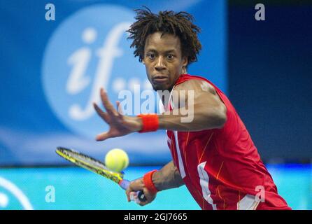 STOCCOLMA 20111023 Gael Monfils di Francia restituisce la palla a Jarkko Nieminien di Finlandia, durante la loro partita finale del torneo di tennis ATP Stockholm Open a Stoccolma, Svezia, il 23 ottobre 2011. Monfils ha vinto la partita finale. Foto: Fredrik Sandberg / SCANPIX / codice 10080 Foto Stock