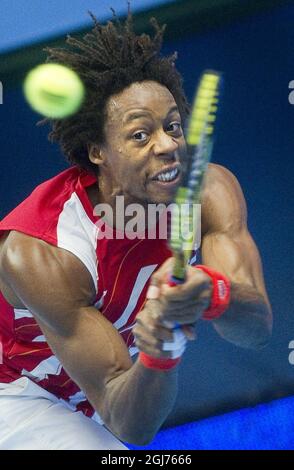 STOCCOLMA 20111023 Gael Monfils di Francia restituisce la palla a Jarkko Nieminien di Finlandia, durante la loro partita finale del torneo di tennis ATP Stockholm Open a Stoccolma, Svezia, il 23 ottobre 2011. Monfils ha vinto la partita 7-5, 3-6, 6-2. Foto: Fredrik Sandberg / SCANPIX / codice 10080 Foto Stock