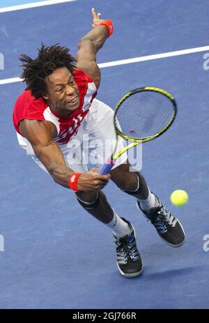 STOCCOLMA 20111023 Gael Monfils di Francia restituisce la palla a Jarkko Nieminien di Finlandia, durante la loro partita finale del torneo di tennis ATP Stockholm Open a Stoccolma, Svezia, il 23 ottobre 2011. Foto: Fredrik Sandberg / SCANPIX / codice 10080 Foto Stock