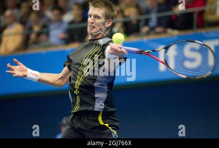 STOCCOLMA 20111023 Jarkko Nieminien di Finlandia in azione durante la partita finale del torneo di tennis ATP Stockholm Open contro Gael Monfils di Francia, a Stoccolma, Svezia, il 23 ottobre 2011. Nieminen perse la partita. Foto: Fredrik Sandberg / SCANPIX / codice 10080 Foto Stock