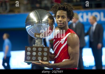 STOCCOLMA 20111023 Gael Monfils di Francia si pone con il trofeo dopo aver vinto contro Jarkko Nieminien di Finlandia nella partita finale del torneo di tennis ATP Stockholm Open a Stoccolma, Svezia, il 23 ottobre 2011. Monfils ha vinto la partita 7-5, 3-6, 6-2. Foto: Fredrik Sandberg / SCANPIX / codice 10080 Foto Stock