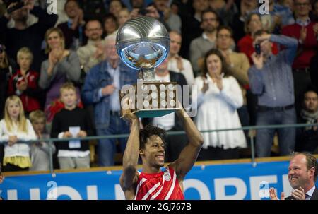 STOCCOLMA 20111023 Gael Monfils di Francia festeggia con il trofeo dopo aver vinto contro Jarkko Nieminien di Finlandia nella partita finale del torneo di tennis ATP Stockholm Open a Stoccolma, Svezia, il 23 ottobre 2011. Foto: Fredrik Sandberg / SCANPIX / codice 10080 Foto Stock