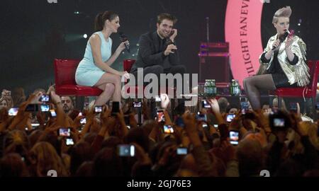 STOCCOLMA 2011-10-28 gli attori Ashley Greene (L) e Robert Pattinson (C) sono intervistati dall'attrice svedese Cissi Wallin durante un "Twilight Fan Event" allo stadio Hovet di Stoccolma, Svezia, il 28 ottobre 2011. Migliaia di fan hanno partecipato al gala che ha promosso il quarto film Twilight "Twilight saga: Breaking Dawn" di venerdì. Foto: Leif R Jansson / SCANPIX / codice 10020 Foto Stock