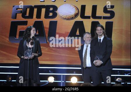 STOCKHOLM2011-11-07 AC Milan soccer player Zlatan Ibrahimovic (R) della Svezia e della nazionale svedese lotta Schelin (L) React dopo aver ricevuto il premio Forward of the Year durante il Gala di calcio svedese nella Globe Arena di Stoccolma, Svezia, lunedì 07 novembre 2011. Poto: Anders Wiklund / SCANPIX / Kod 10040 Foto Stock