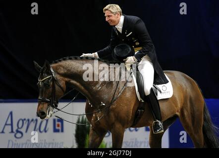 STOCCOLMA 2011-11-27 il Patrik Kittel svedese sorride mentre guida Toy Story dopo aver vinto il concorso Reem Acra FEI World Cup Dressage Grand Prix al Salone Internazionale del Cavallo di Stoccolma alla Globe Arena di Stoccolma, Svezia, il 27 novembre 2011. Foto: Anders Wiklund / SCANPIX / codice 10040 Foto Stock