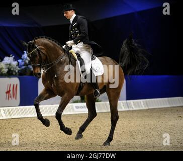 STOCCOLMA 2011-11-27 il 27 novembre 2011 il Patrik Kittel di Svezia riparte la storia del giocattolo durante la competizione Reem Acra FEI World Cup Dressage Grand Prix al Salone Internazionale del Cavallo di Stoccolma alla Globe Arena di Stoccolma, Svezia. Kittel ha vinto il concorso. Foto: Anders Wiklund / SCANPIX / codice 10040 Foto Stock