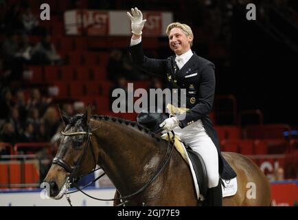 STOCCOLMA 2011-11-27 il Patrik Kittel svedese sorride mentre guida Toy Story dopo aver vinto il concorso Reem Acra FEI World Cup Dressage Grand Prix al Salone Internazionale del Cavallo di Stoccolma alla Globe Arena di Stoccolma, Svezia, il 27 novembre 2011. Foto: Anders Wiklund / SCANPIX / codice 10040 Foto Stock