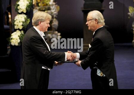 STOCCOLMA 2011-12-10 il professor Brian P. Schmidt, dell'Università Nazionale Australiana di Weston Creek, Australia, riceve il Premio Nobel per la fisica 2011 dal re Carl Gustaf di Svezia durante la cerimonia di premio Nobel nella sala concerti di Stoccolma Svezia, 10 dicembre 2011. Il Professor Schmid ha ricevuto il premio per “la scoperta dell’espansione accelerata dell’Universo attraverso le osservazioni di supernovae lontane Foto: Anders Wiklund / SCANPIX kod 10040 Foto Stock