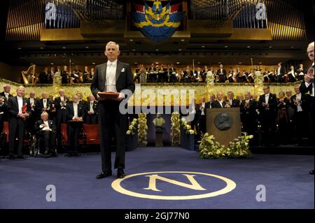 STOCCOLMA 2011-12-10 il professor Christopher A. Sims dell'Università Princeton di Princeton, NJ, USA riceve il Premio Sveriges Riksbank in Scienze economiche in memoria di Alfred Nobel 2011 dal re Carl Gustaf di Svezia durante la cerimonia di premio Nobel nella sala concerti di Stoccolma Svezia, 10 dicembre 2011. Il professor Sargent, ha ricevuto il premio per “HIS per la loro ricerca empirica sulla causa e l'effetto nella macroeconomia” Foto: Henrik Montgomery / SCANPIX Kod: 10060 Foto Stock