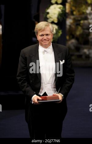 STOCCOLMA 2011-12-10 il professor Brian P. Schmidt, dell'Università Nazionale Australiana di Weston Creek, Australia, riceve il Premio Nobel per la fisica 2011 dal re Carl Gustaf di Svezia durante la cerimonia di premio Nobel nella sala concerti di Stoccolma Svezia, 10 dicembre 2011. Il Professor Schmid ha ricevuto il premio per “la scoperta dell’espansione accelerata dell’Universo attraverso le osservazioni di supernovae lontane Foto: Anders Wiklund / SCANPIX kod 10040 Foto Stock