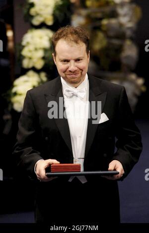 STOCCOLMA 2011-12-10 il Professor Adam G. Riess della Johns Hopkins University, Baltimora, MD, USA, Space Telescope Science Institute, Baltimora, MD, USA riceve il Premio Nobel per la fisica 2011 da re Carl Gustaf di Svezia durante la cerimonia di premio Nobel nella sala concerti di Stoccolma Svezia, 10 dicembre 2011. Il Professor Riess, ha ricevuto il premio per “la scoperta dell’espansione accelerata dell’Universo attraverso le osservazioni di lontano supernovae’ Foto: Anders Wiklund / SCANPIX kod 10040 Foto Stock