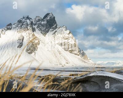 Paesaggio costiero con dune presso l'iconica Stokksnes durante l'inverno e condizioni tempestose. Islanda. Foto Stock