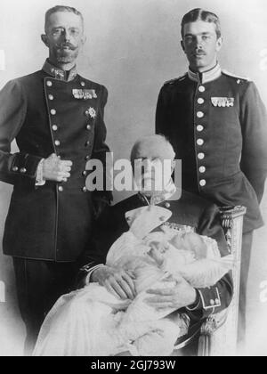 File 1906 Re Oscar II (seduto), con il neonato Principe Gustaf Adolf (attuale padre di Kng Carl Gustafs) alla corona sinistra il Principe Gustaf (più tardi Re Gustaf V) e il Principe Gustaf Adolf (più tardi Re Gustaf VI Adolf). Foto: SCANPIX Codice: 20360 Foto Stock