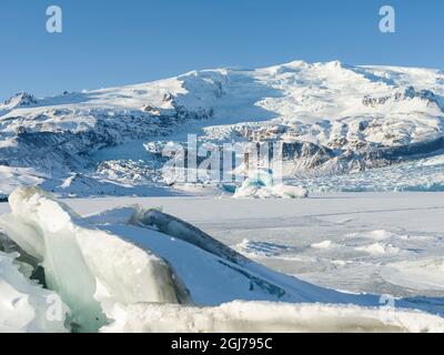 Ghiacciaio Fjallsjoekull e ghiacciato lago glaciale Fjallsarlon nel Parco Nazionale Vatnajokull durante l'inverno. Islanda. Foto Stock