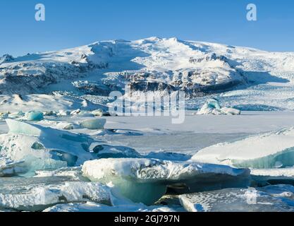 Ghiacciaio Fjallsjoekull e ghiacciato lago glaciale Fjallsarlon nel Parco Nazionale Vatnajokull durante l'inverno. Islanda. Foto Stock