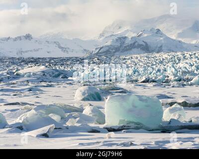 Sponda settentrionale della laguna glaciale Jokulsarlon con ghiacciaio Breidamerkurjokull nel Parco Nazionale Vatnajokull. Europa settentrionale, Islanda. Foto Stock