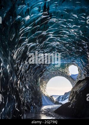 Grotta di ghiaccio sulla riva settentrionale della laguna glaciale Jokulsarlon nel ghiacciaio Breidamerkurjokull nel Parco Nazionale Vatnajokull. Europa settentrionale, Islanda. Foto Stock