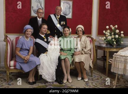 FILE 1977-09-27 immagine ufficiale della Principessa Vittoria il giorno del suo battesimo. Foto di famiglia Re Carl Gustaf e la Regina Silvia con la loro figlia primogenita, la Principessa Vittoria nel mezzo, la Principessa Lilian a sinistra e la madre della Regina Alice Sommerlath a destra, Sopra Valther Sommerlath e il principe Bertil fotografato insieme dopo la cerimonia di battesimo che ha avuto luogo nella Chiesa del Castello il 27 settembre Foto Clas-Göran Carlsson / SCANPIX codice 217 Foto Stock