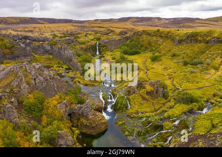 Europa, Islanda. Vista aerea panoramica delle cascate di Gjain in una valle tranquilla e panoramica degli altopiani meridionali. Foto Stock