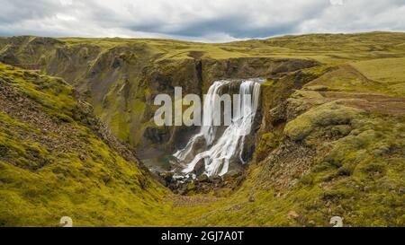 Europa, Islanda. Vista di Fagrifoss, una cascata sulla strada per l'area vulcanica di Laki nell'Islanda meridionale. Foto Stock