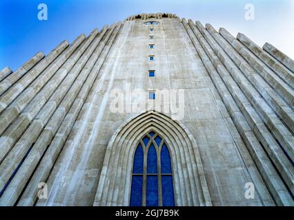 Looking Up Facade Hallgrimskirkja Grande Chiesa luterana, Reykjavik, Islanda. La chiesa più grande e la struttura più alta in Islanda. Foto Stock