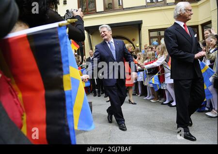 STOCCOLMA 20120504 il Presidente della Germania Joachim Gauck, il suo partner Daniela Schadt, la Regina Silvia e il Re Carl Gustaf durante una visita alla scuola tedesca di Stoccolma, Svezia, 4 maggio 2012. Il Presidente tedesco è in visita di Stato in Svezia. Foto: Henrik Montgomery / SCANPIX Kod: 10060 Foto Stock