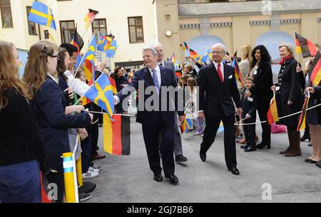 STOCCOLMA 20120504 il Presidente della Germania Joachim Gauck, il suo partner Daniela Schadt, la Regina Silvia e il Re Carl Gustaf durante una visita alla scuola tedesca di Stoccolma, Svezia, 4 maggio 2012. Il Presidente tedesco è in visita di Stato in Svezia. Foto: Henrik Montgomery / SCANPIX Kod: 10060 Foto Stock