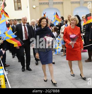 STOCCOLMA 20120504 il Presidente della Germania Joachim Gauck, il suo partner Daniela Schadt, la Regina Silvia e il Re Carl Gustaf durante una visita alla scuola tedesca di Stoccolma, Svezia, 4 maggio 2012. Il Presidente tedesco è in visita di Stato in Svezia. Foto: Henrik Montgomery / SCANPIX Kod: 10060 Foto Stock