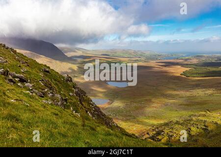 Vista dal Conor Pass vicino a Dingle, Irlanda Foto Stock