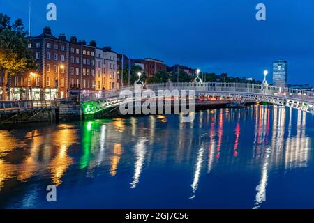 Ha Penny Bridge sul fiume Liffey al tramonto nel centro di Dublino, Irlanda Foto Stock