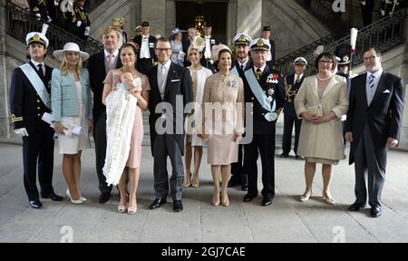 STOCCOLMA 20120522 da sinistra il Principe Carl Philip, Anna Westling Soderstrom, il Principe ereditario Willem Alexander dei Paesi Bassi, la Principessa ereditaria Victoria con il Principe Estelle, il Principe Daniele, la Principessa ereditaria Maxima dei Paesi Bassi, la Regina Silvia, la Principessa ereditaria Haakon di Norvegia, il Re Carl Gustaf, Ewa e Olle Westling dopo la cerimonia di battesimo della Principessa Estelle di Svezia nella Cappella reale di Stoccolma, Svezia, 22 maggio 2012. La Principessa Estelle è la figlia della Principessa Vittoria e del Principe Daniele di Svezia e numero due nella successione reale svedese Maja Suslin SCANPIX kod 60080 Foto Stock