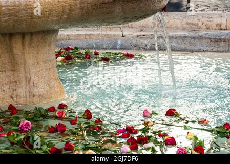 Italia, Roma. Via Babuino, a Piazza di Spagna, Fontana della Barcaccia, di Pietro Bernini (1627-9), fonte d'acqua è l'acqua Bergine (acquedotto dal 19 B. Foto Stock