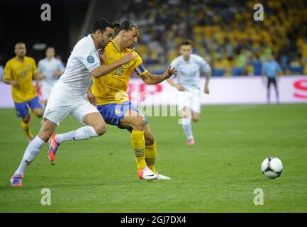 KIEV 2012-06-19 Zlatan Ibrahimovic di Svezia e Adidl Rami di Francia in azione durante la partita di calcio CE 2012 a Kiev, Ucraina, 19 giugno 2012. Foto: Fredrik Sandberg / SCANPIX / Kod 10080 Foto Stock