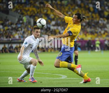 KIEV 2012-06-19 Zlatan Ibrahimovic di Svezia e Mathieu Debuchy di Francia in azione durante la partita di calcio CE 2012 a Kiev, Ucraina, 19 giugno 2012. Foto: Fredrik Sandberg / SCANPIX / Kod 10080 Foto Stock