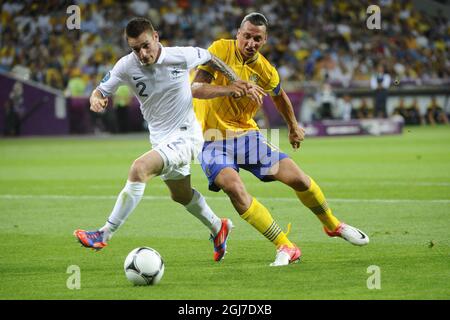 KIEV 2012-06-19 Zlatan Ibrahimovic di Svezia e Mathieu Debuchy di Francia in azione durante la partita di calcio CE 2012 a Kiev, Ucraina, 19 giugno 2012. Foto: Fredrik Sandberg / SCANPIX / Kod 10080 Foto Stock