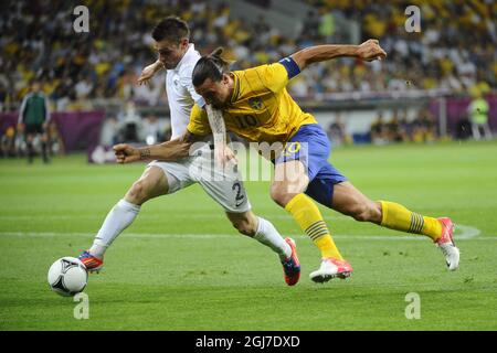 KIEV 2012-06-19 Zlatan Ibrahimovic di Svezia e Mathieu Debuchy di Francia in azione durante la partita di calcio CE 2012 a Kiev, Ucraina, 19 giugno 2012. Foto: Fredrik Sandberg / SCANPIX / Kod 10080 Foto Stock