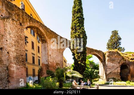 Italia, Roma. Piazza di S. Giovanni in Laterano, archi del ramo di Nerone (Arcus Neroniani), che porta l'acqua dall'acquedotto Aqua Claudia a Caelian e Pal Foto Stock