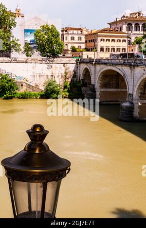 Italia, Roma. Fiume Tevere, guardando verso est attraverso il fiume dalla passeggiata (Lungotevere dei Mellini) a Ponte Cavour. Foto Stock