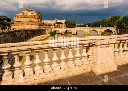 Italia, Roma. Tevere, Castel Sant'Angelo e Ponte Sant'Angelo visti a monte di Ponte Vittorio Emmanuelle II Foto Stock