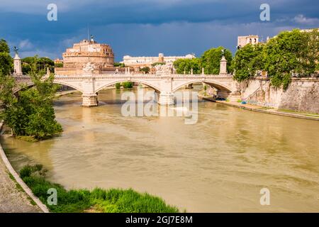 Italia, Roma. Tevere, Ponte Vittorio Emmanuelle II e Castel Sant'Angelo, visti a monte del lungomare chiamato Lungotevere di Sassia. Foto Stock