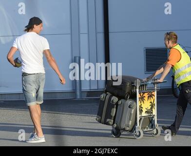 STOCCOLMA 20120716 Zlatan Ibrahimovic è visto arrving all'aeroporto di Bromma con sua moglie e i bambini 16 luglio 2012. Una voce dice che lo attaccante svedese Zlatan Ibrahimovic si sta trasferendo da Milano italiana alla squadra di calcio francese Paris Saint German. Foto: Christian Örnberg / XP / SCANPIX / kod 7101 ** OUT SWEDEN OUT ** Foto Stock