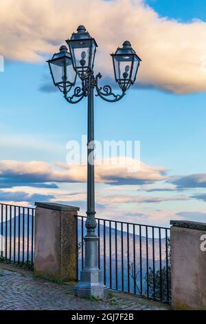 Europa, Italia, Sicilia, Provincia di Palermo, Pollina. Lampione al tramonto, in una vista vicino alla città di Pollina. Foto Stock