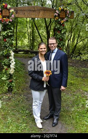 STOCCOLMA 20120823 la Principessa Vittoria e il Principe Daniele sono visti durante la loro inaugurazione del Karlekstigen (Love Path) al Parco reale di Djurgarden a Stoccolma, Svezia, 22 agosto 2012. Il percorso è stato un regalo di nozze dalla WWF World Wildlife Foundation.f Foto: Anders Wiklund / SCANPIX / kod 10040 Foto Stock