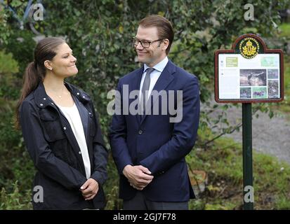 STOCCOLMA 20120823 la Principessa Vittoria e il Principe Daniele sono visti durante la loro inaugurazione del Karlekstigen (Love Path) al Parco reale di Djurgarden a Stoccolma, Svezia, 22 agosto 2012. Il percorso è stato un regalo di nozze dalla WWF World Wildlife Foundation.f Foto: Anders Wiklund / SCANPIX / kod 10040 Foto Stock