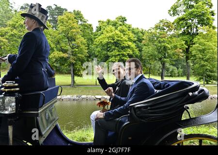 STOCCOLMA 20120823 la Principessa Vittoria e il Principe Daniele sono visti durante la loro inaugurazione del Karlekstigen (Love Path) al Parco reale di Djurgarden a Stoccolma, Svezia, 22 agosto 2012. Il percorso è stato un regalo di nozze dalla WWF World Wildlife Foundation.f Foto: Anders Wiklund / SCANPIX / kod 10040 Foto Stock