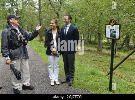 STOCCOLMA 20120823 la Principessa Vittoria e il Principe Daniele sono visti durante la loro inaugurazione del Karlekstigen (Love Path) al Parco reale di Djurgarden a Stoccolma, Svezia, 22 agosto 2012. Il percorso è stato un regalo di nozze dalla WWF World Wildlife Foundation.f Foto: Anders Wiklund / SCANPIX / kod 10040 Foto Stock