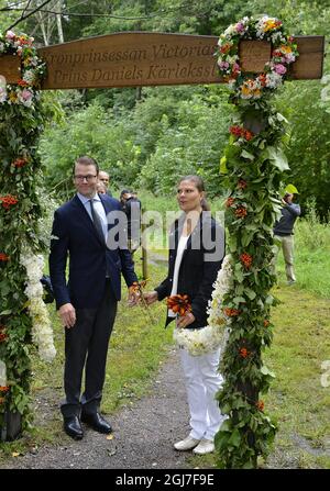 STOCCOLMA 20120823 la Principessa Vittoria e il Principe Daniele sono visti durante la loro inaugurazione del Karlekstigen (Love Path) al Parco reale di Djurgarden a Stoccolma, Svezia, 22 agosto 2012. Il percorso è stato un regalo di nozze dalla WWF World Wildlife Foundation.f Foto: Anders Wiklund / SCANPIX / kod 10040 Foto Stock